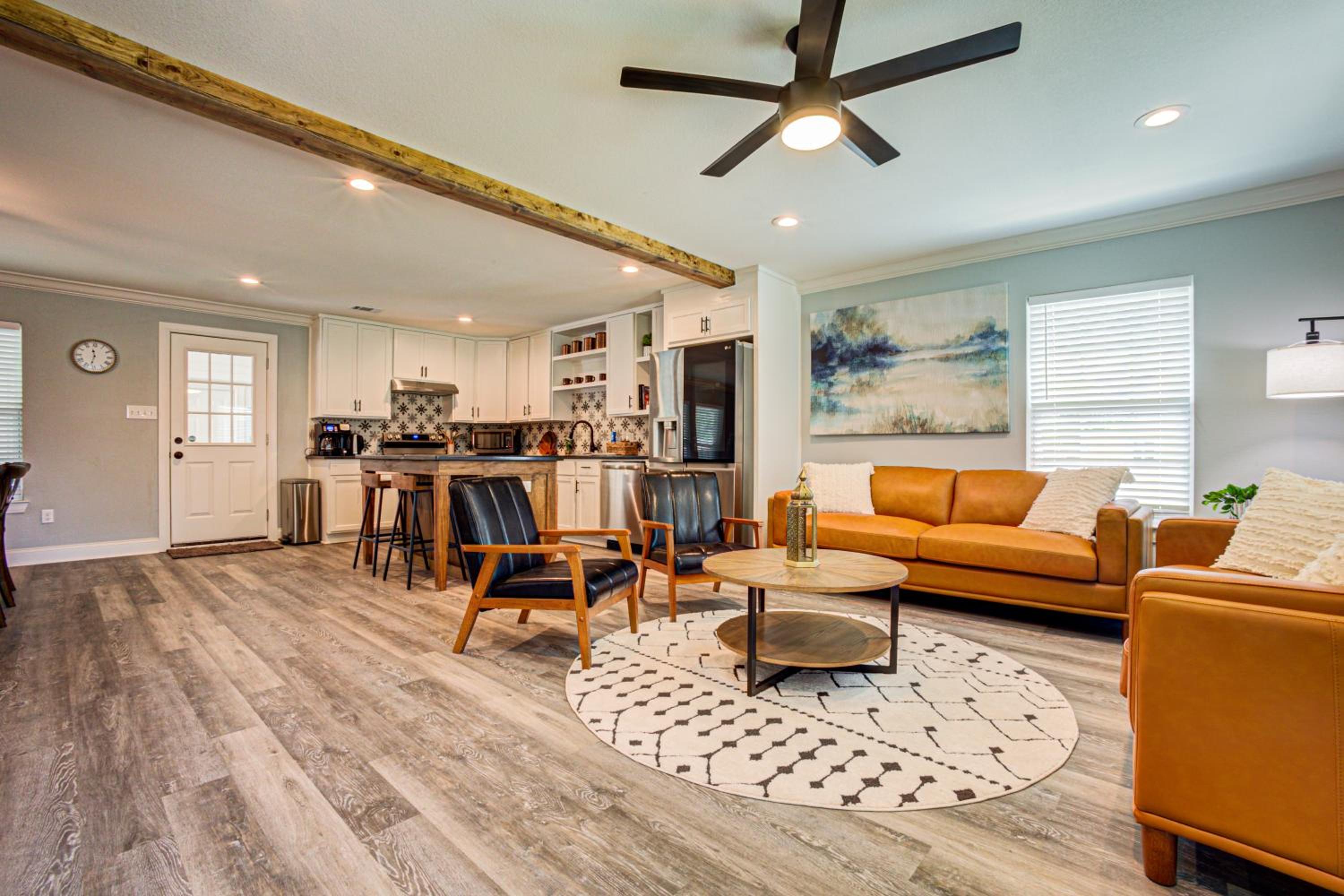 Casablanca Waco 5 mins from Baylor and Magnolia with Hot Tub,Firepit, Pet Friendly