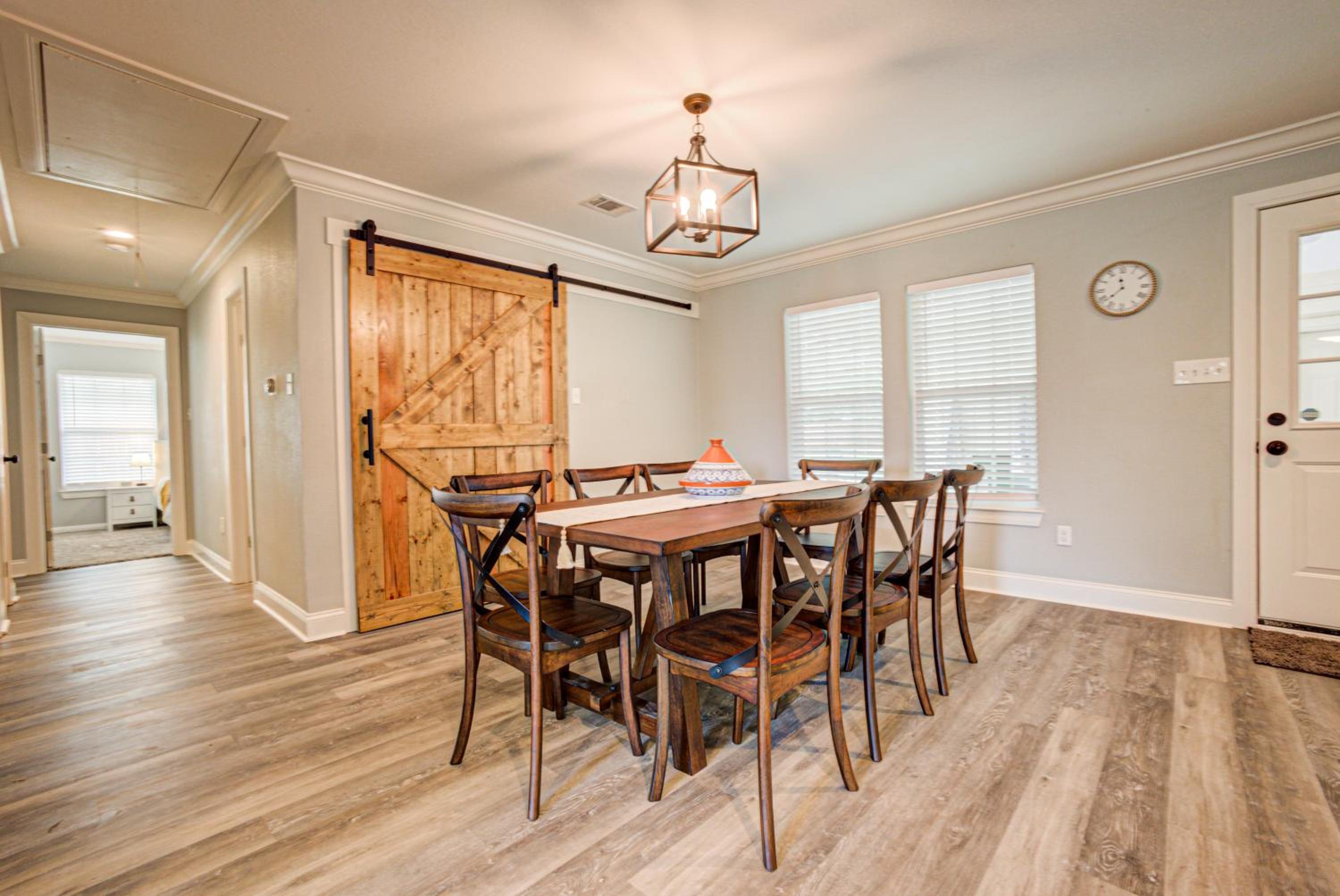 Casablanca Waco 5 mins from Baylor and Magnolia with Hot Tub,Firepit, Pet Friendly