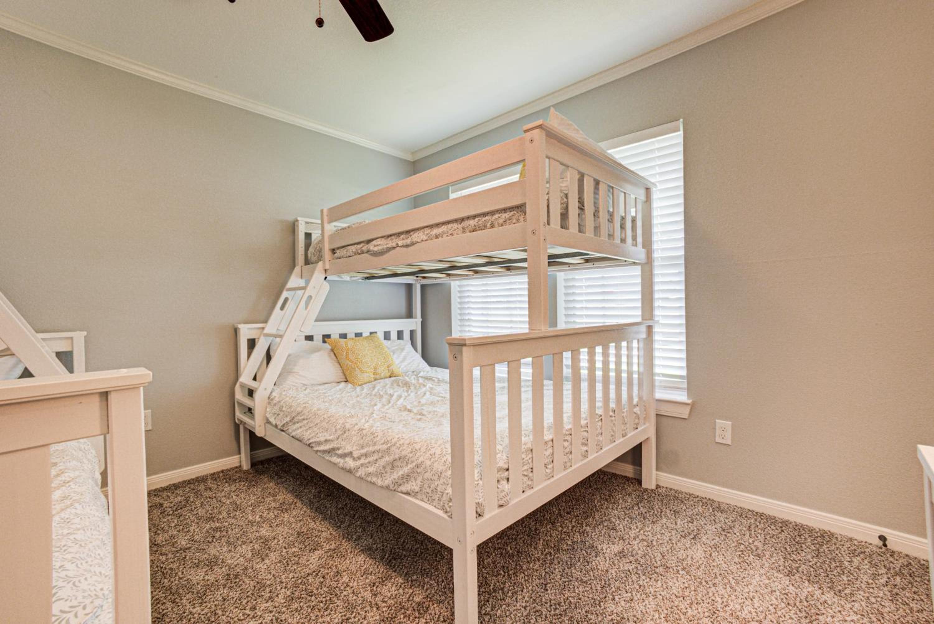 Casablanca Waco 5 mins from Baylor and Magnolia with Hot Tub,Firepit, Pet Friendly