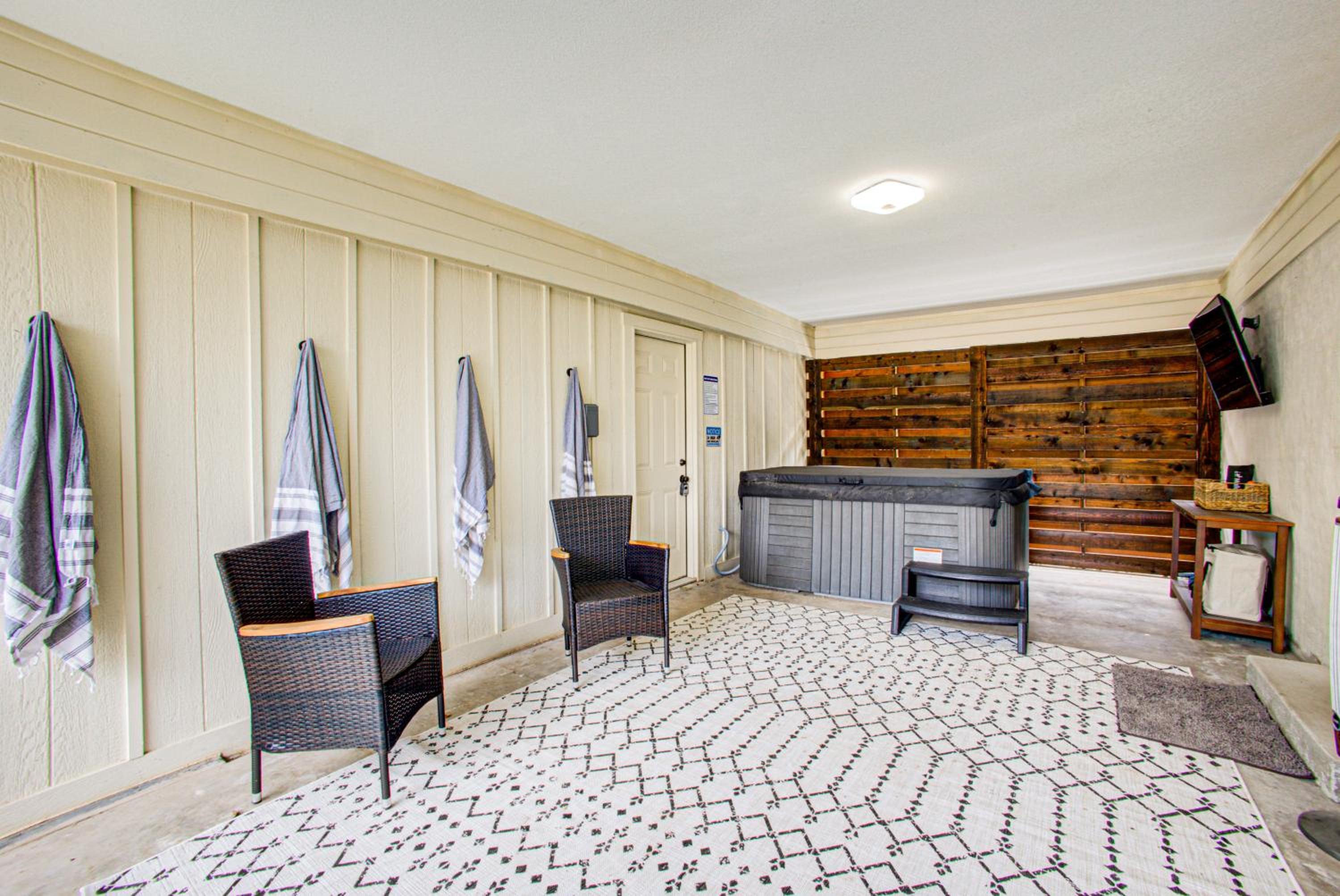 Casablanca Waco 5 mins from Baylor and Magnolia with Hot Tub,Firepit, Pet Friendly