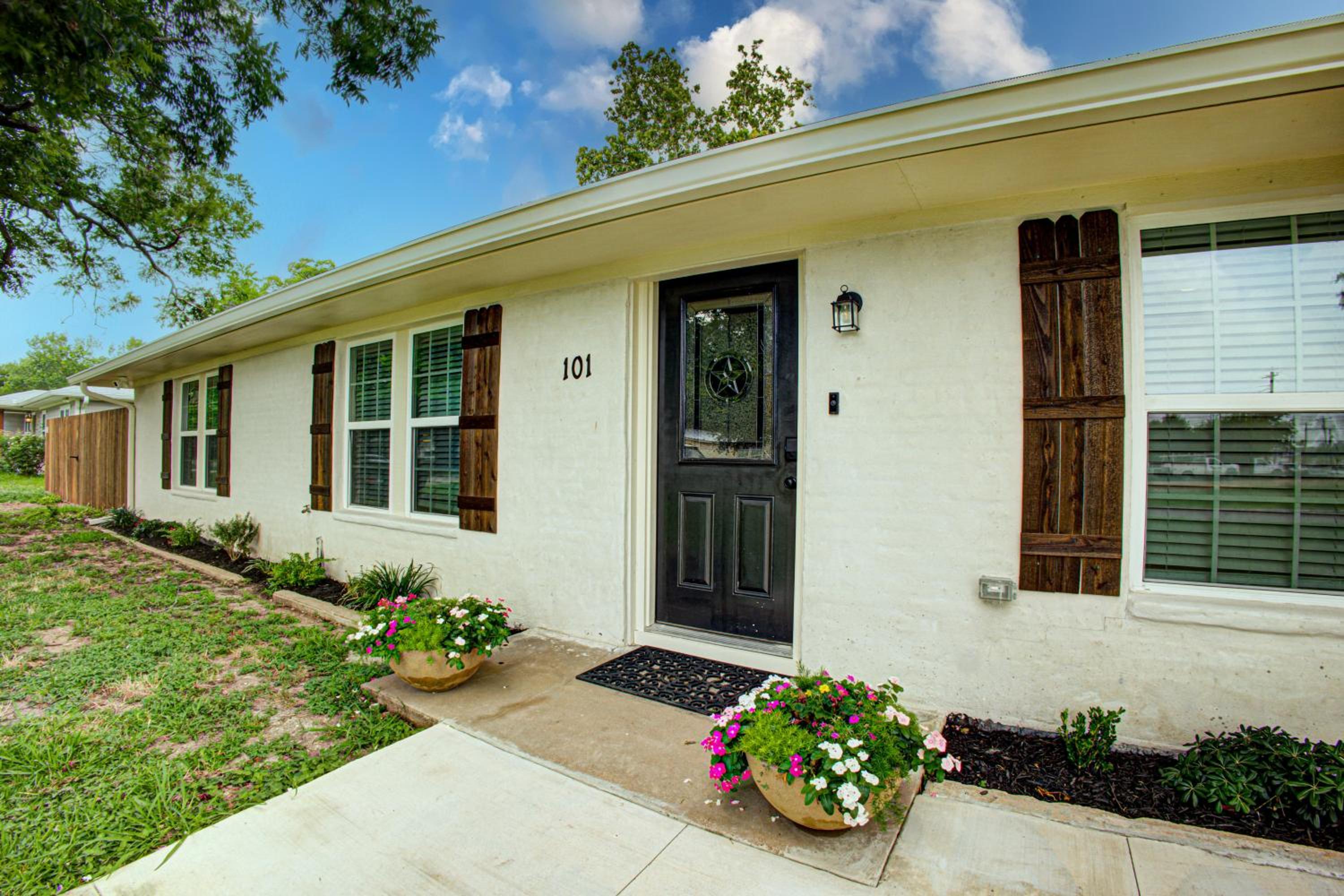 Casablanca Waco 5 mins from Baylor and Magnolia with Hot Tub,Firepit, Pet Friendly