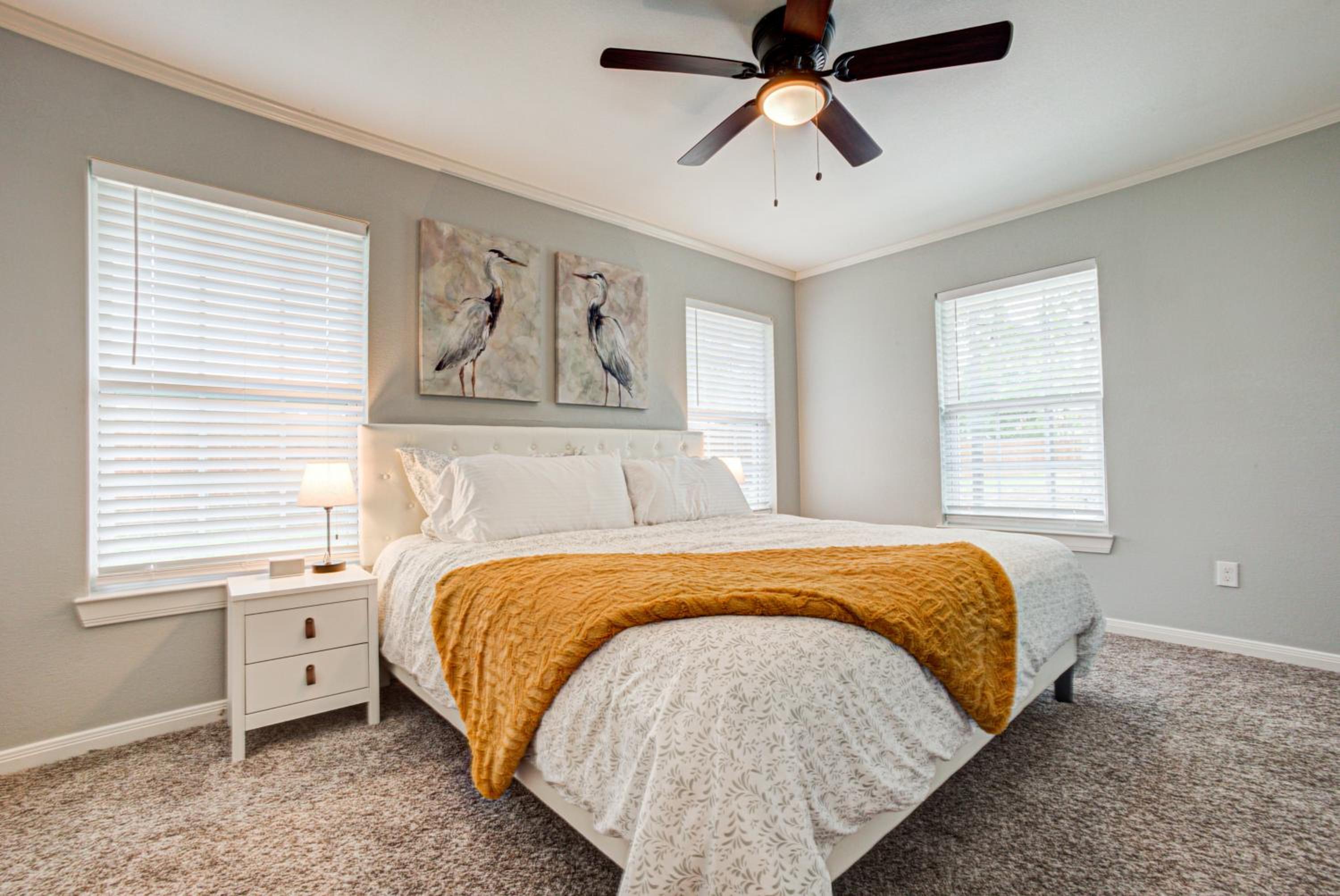 Casablanca Waco 5 mins from Baylor and Magnolia with Hot Tub,Firepit, Pet Friendly