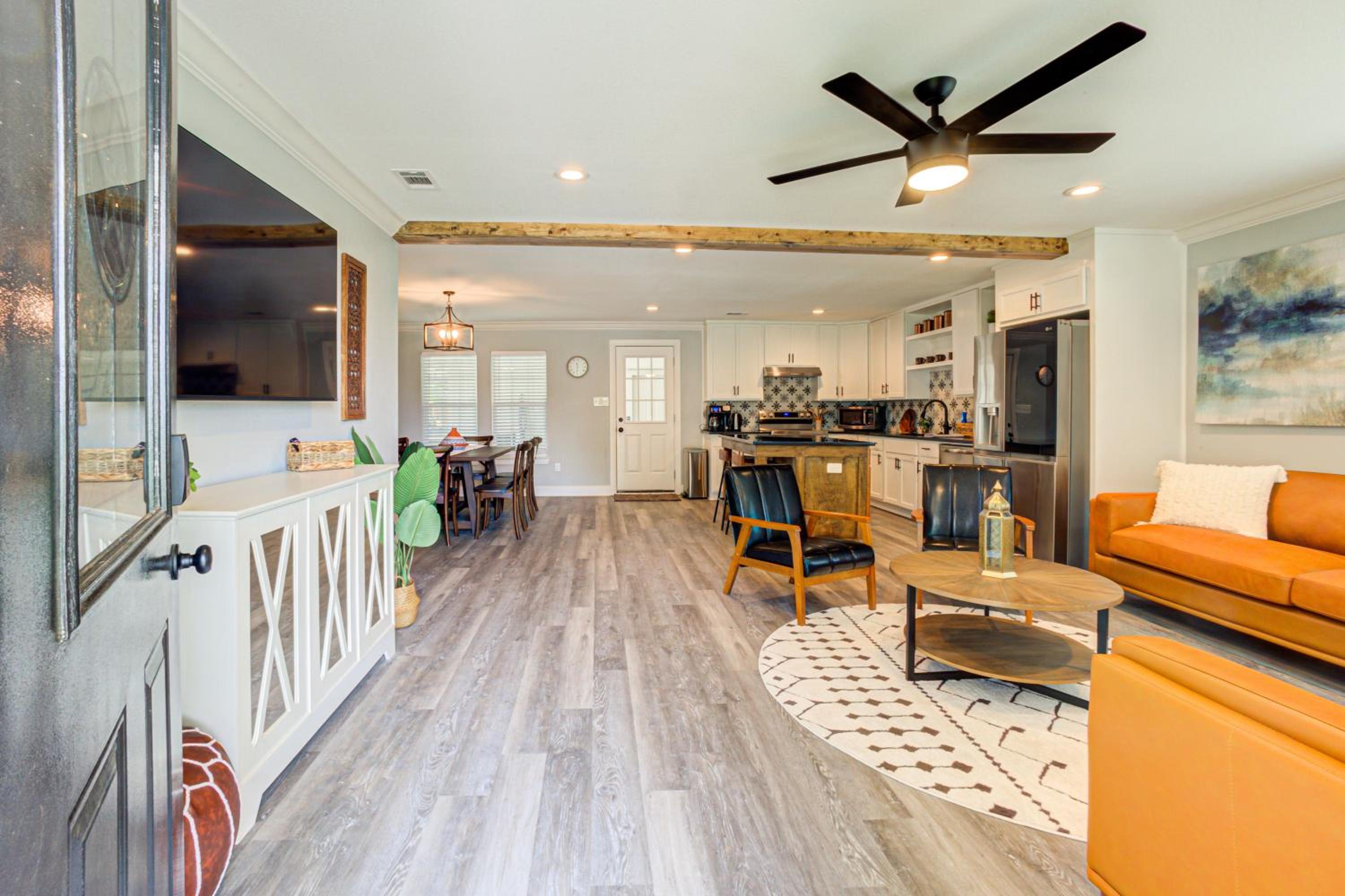 Casablanca Waco 5 mins from Baylor and Magnolia with Hot Tub,Firepit, Pet Friendly