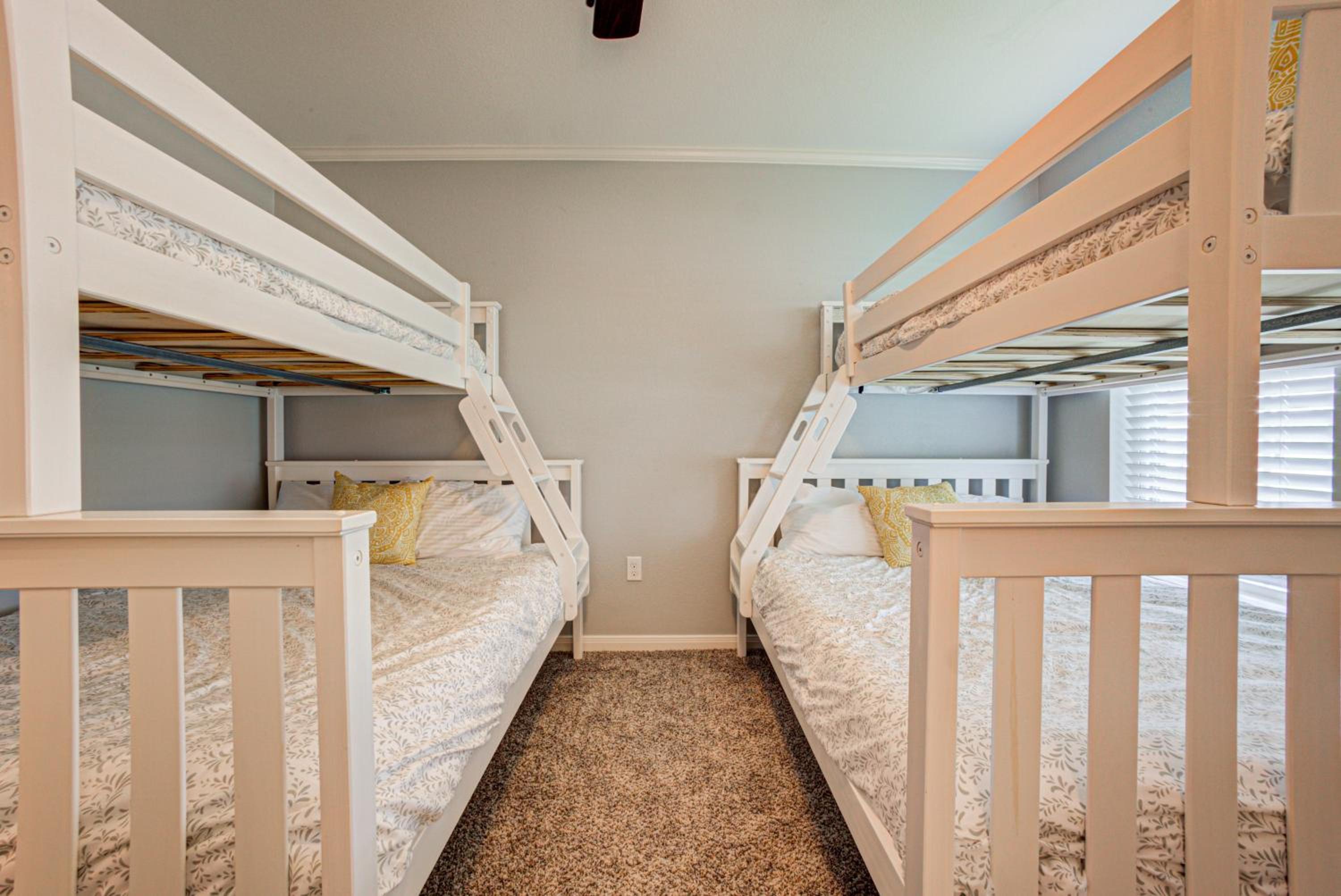 Casablanca Waco 5 mins from Baylor and Magnolia with Hot Tub,Firepit, Pet Friendly