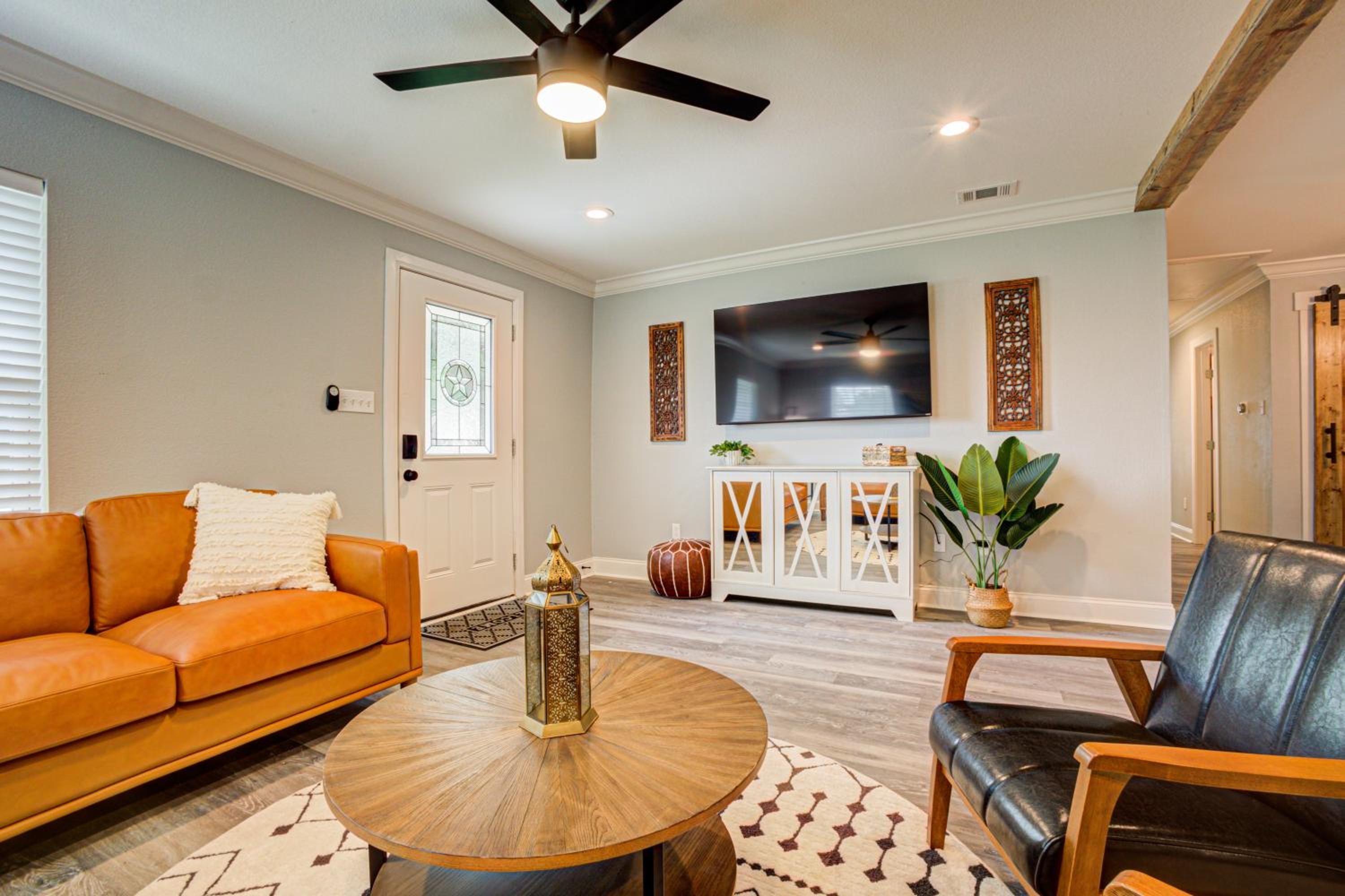 Casablanca Waco 5 mins from Baylor and Magnolia with Hot Tub,Firepit, Pet Friendly
