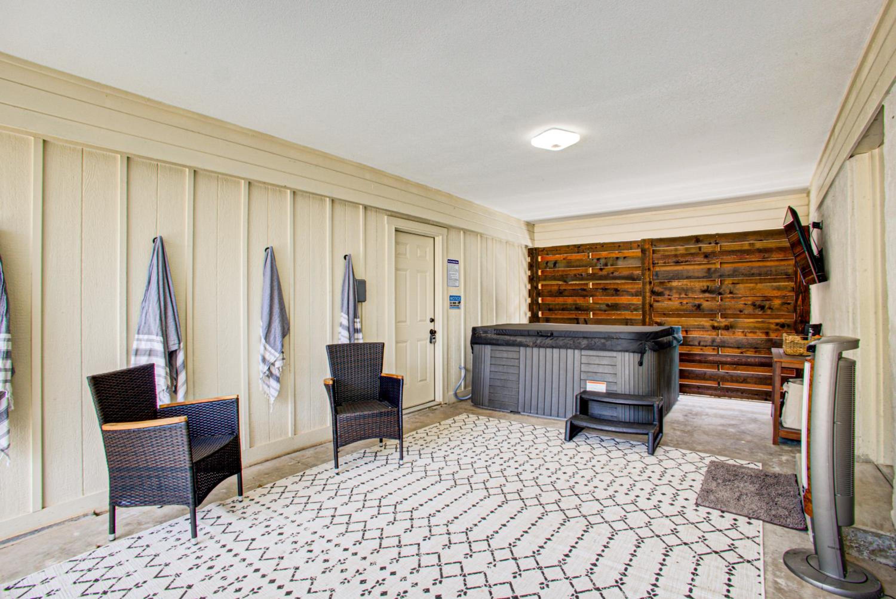 Casablanca Waco 5 mins from Baylor and Magnolia with Hot Tub,Firepit, Pet Friendly