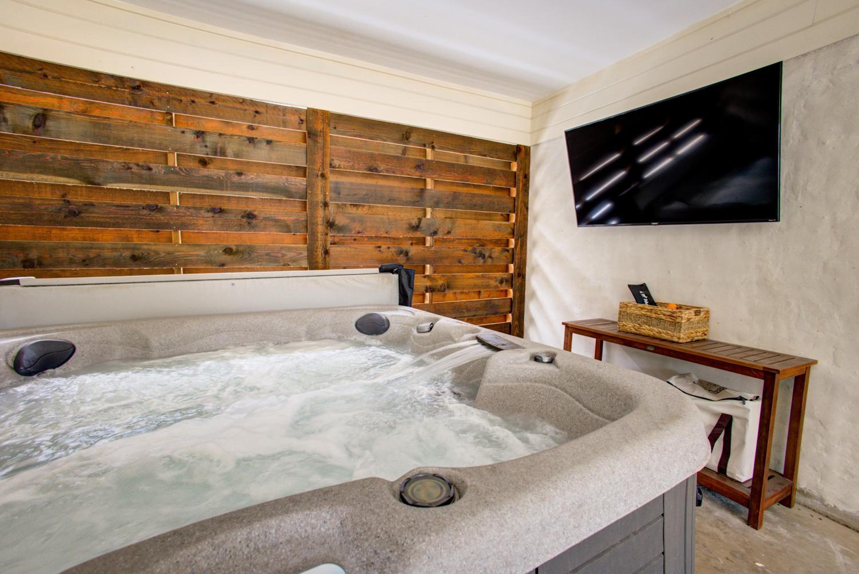 Casablanca Waco 5 mins from Baylor and Magnolia with Hot Tub,Firepit, Pet Friendly