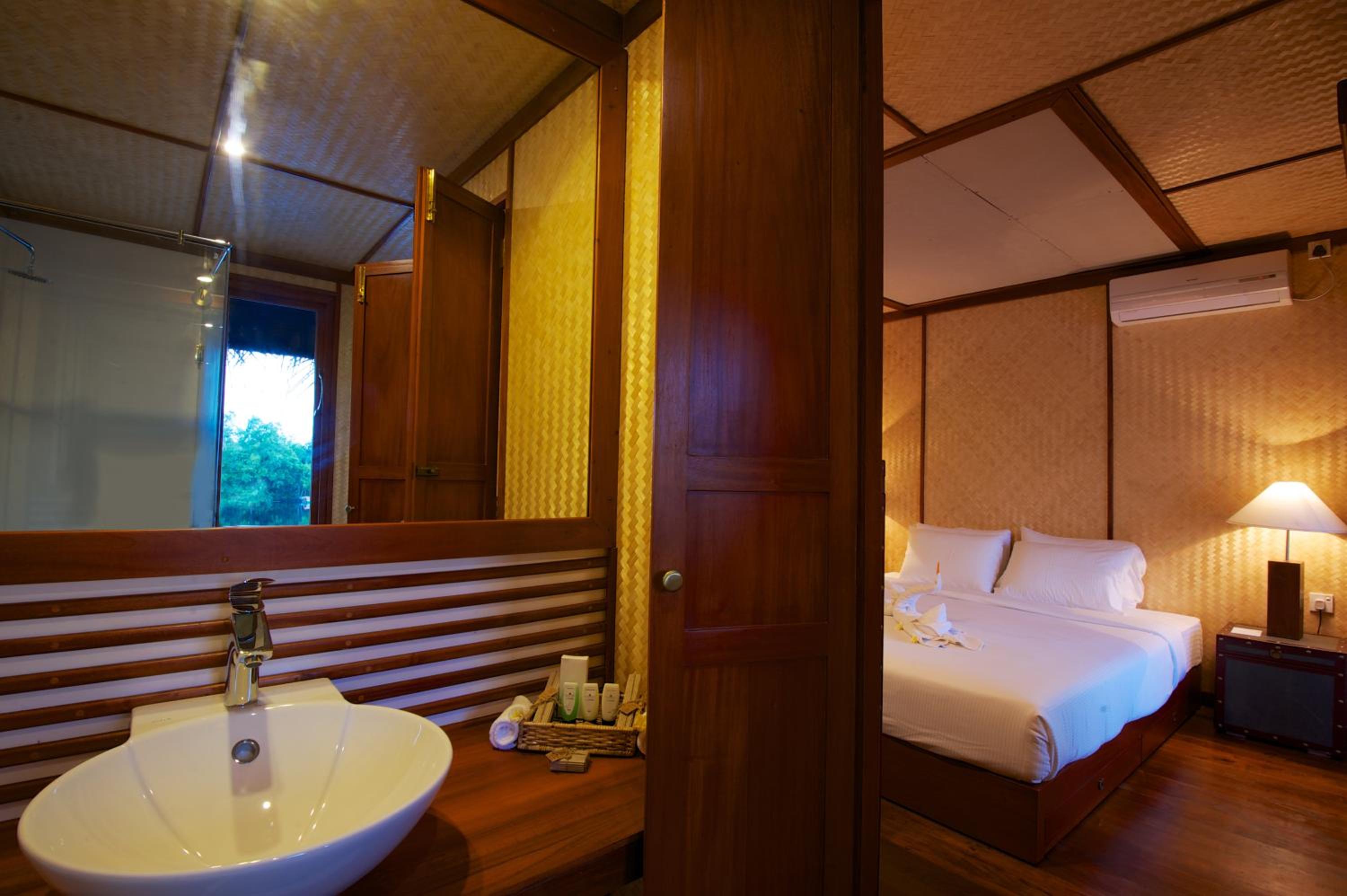 Yathra Houseboat