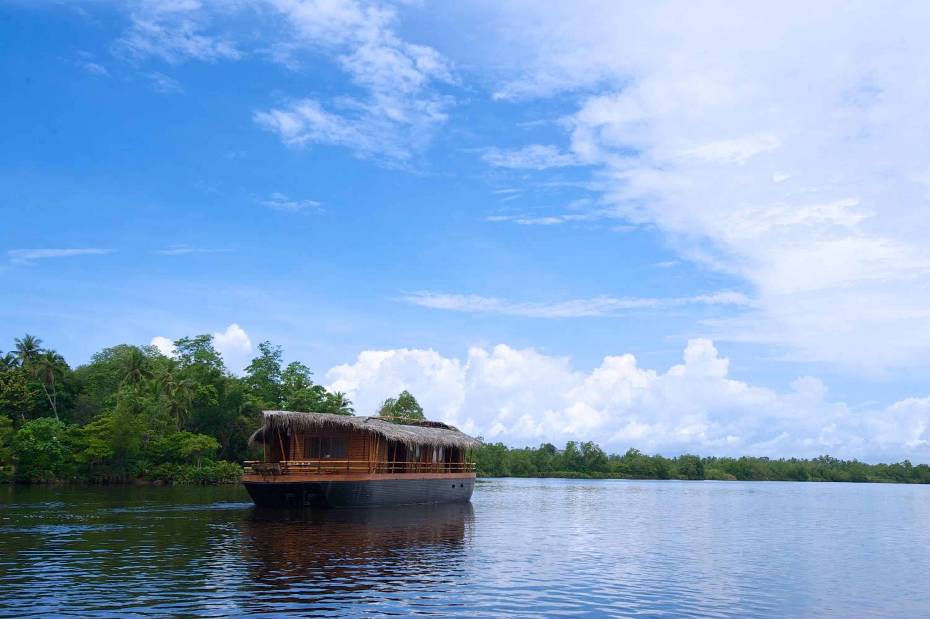 Hotel Yathra Houseboat - Image 1