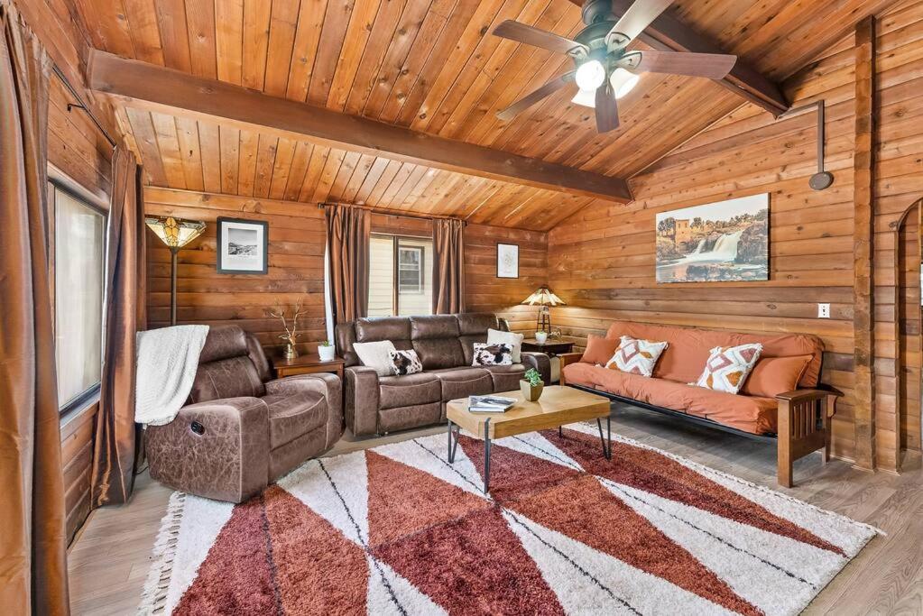 Cozy Copper Cabin Lodge view 4