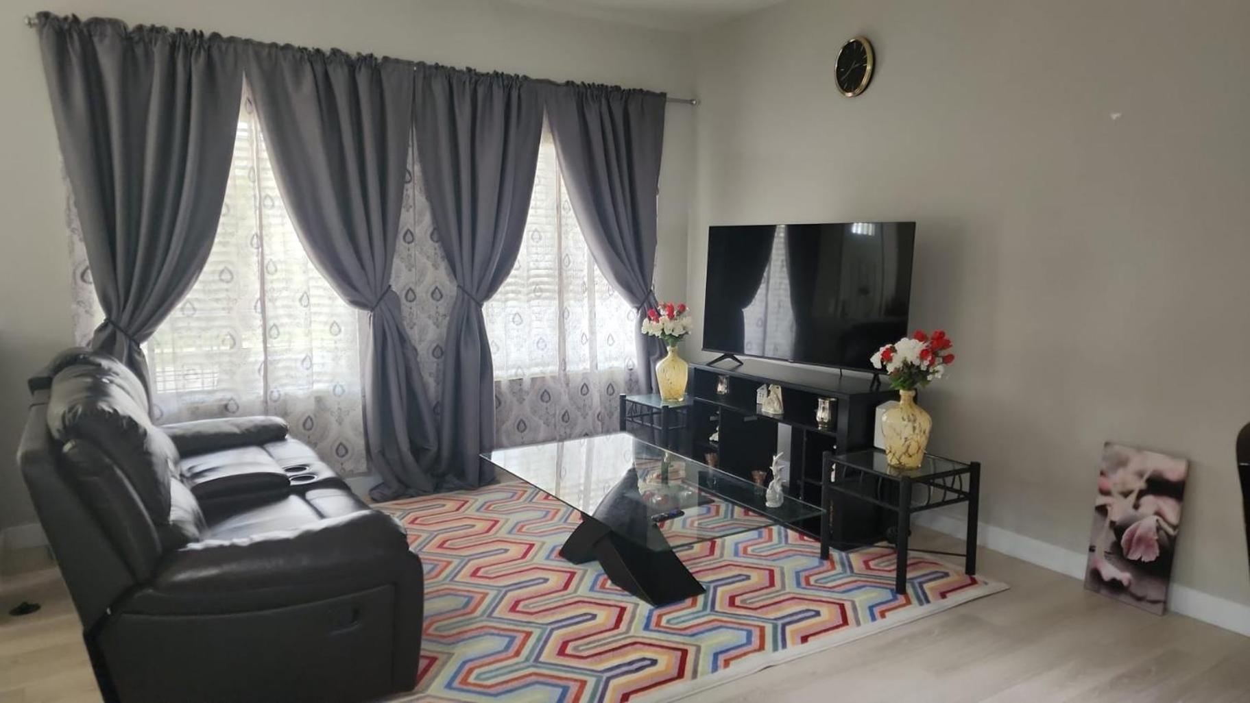Masters Bdrm close to Calgary airport