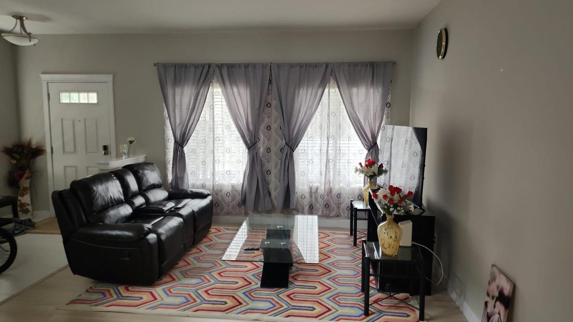 Masters Bdrm close to Calgary airport