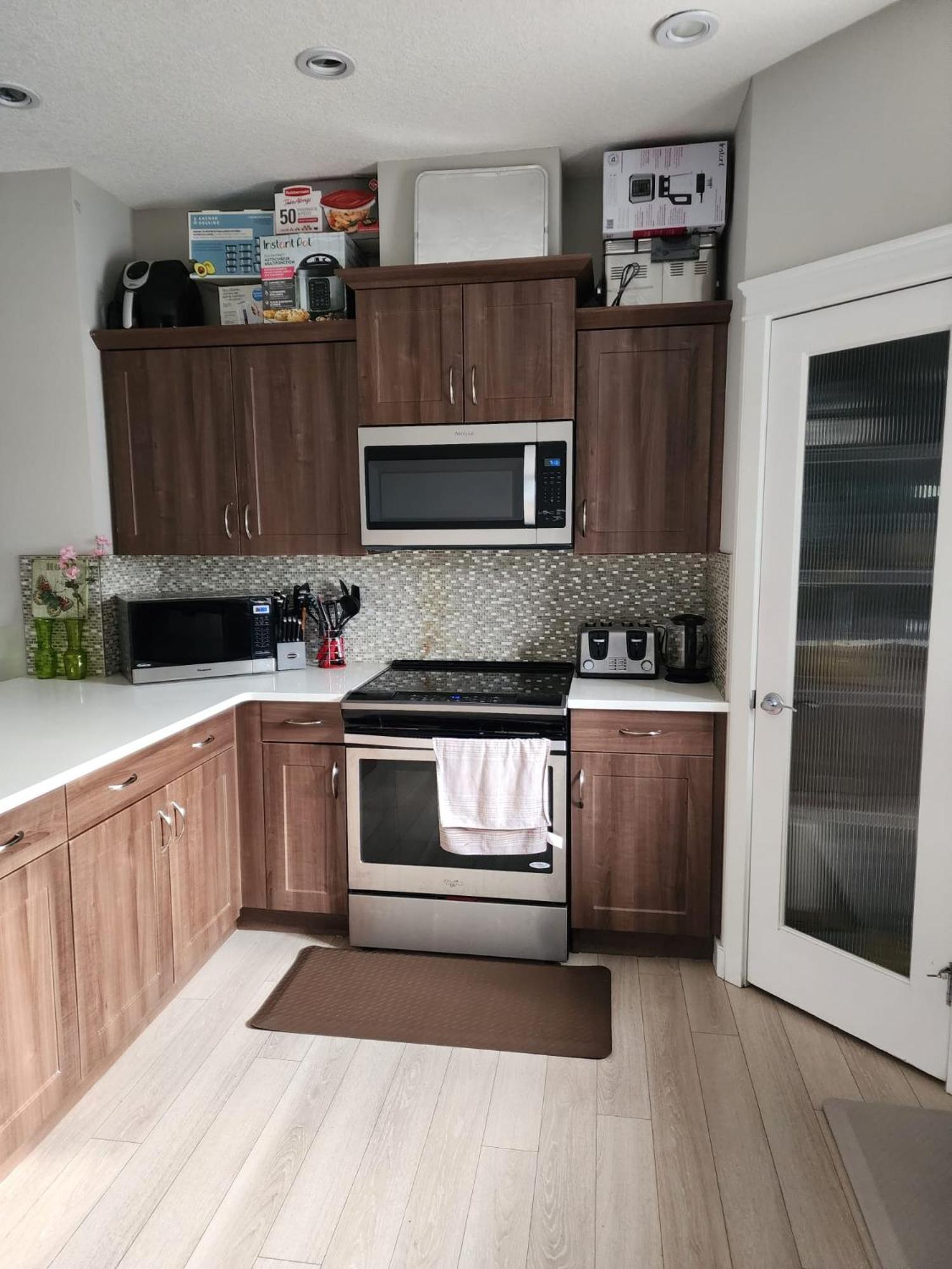 Masters Bdrm close to Calgary airport
