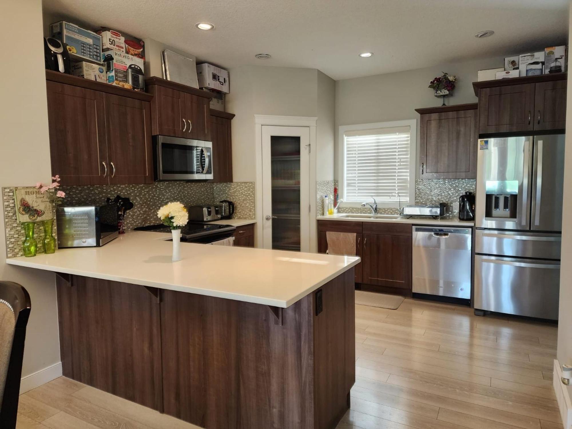 Masters Bdrm close to Calgary airport