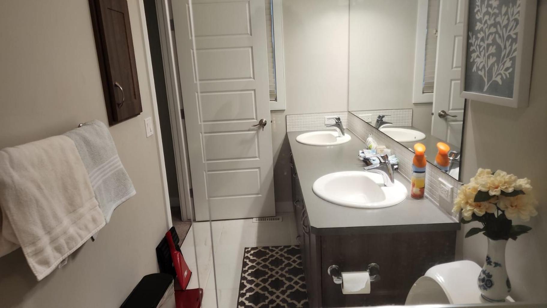 Masters Bdrm close to Calgary airport