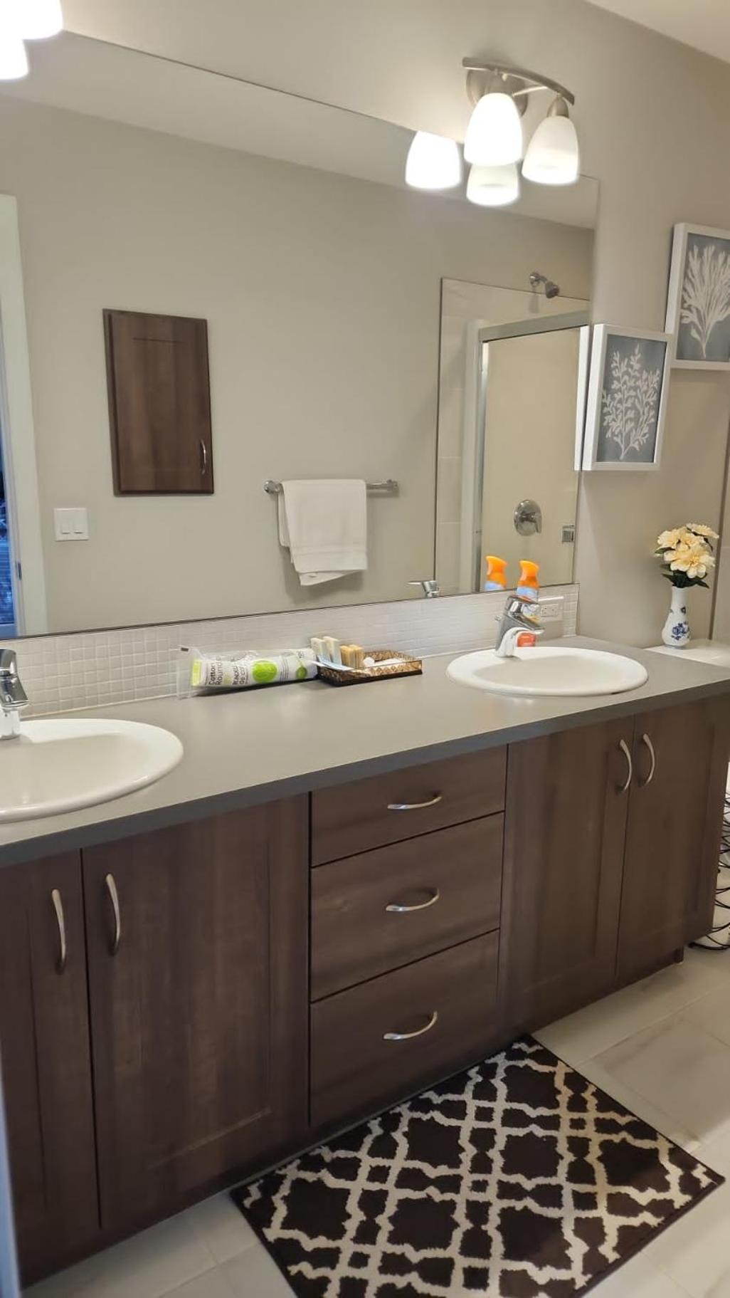 Masters Bdrm close to Calgary airport