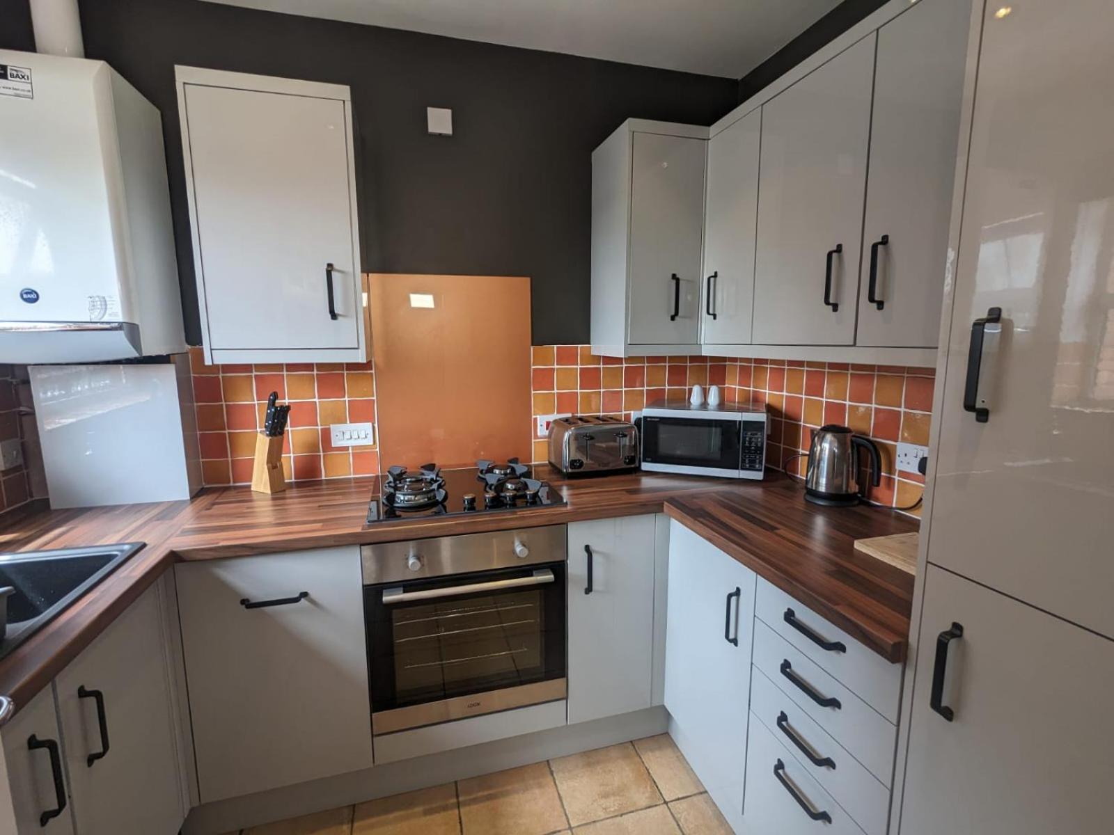 Stylish Modern Apartment, FREE SECURE Parking view 2