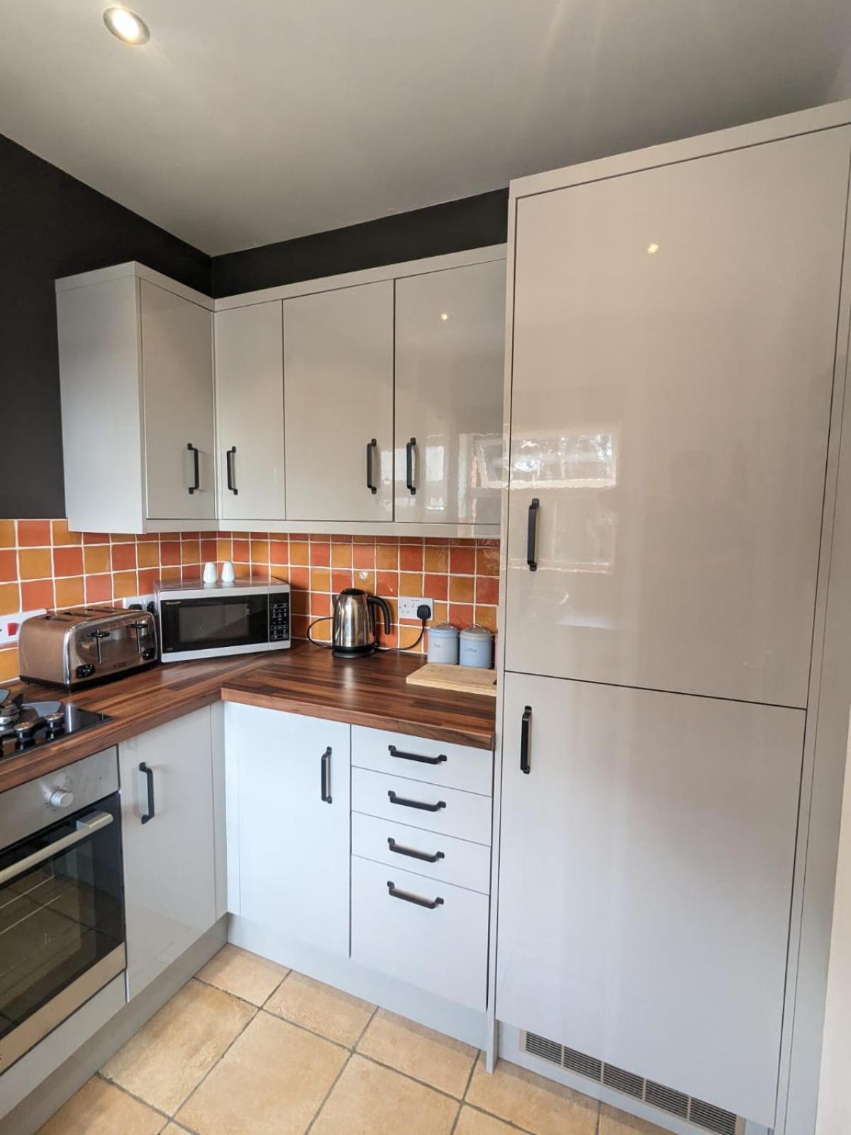 Stylish Modern Apartment, FREE SECURE Parking view 3