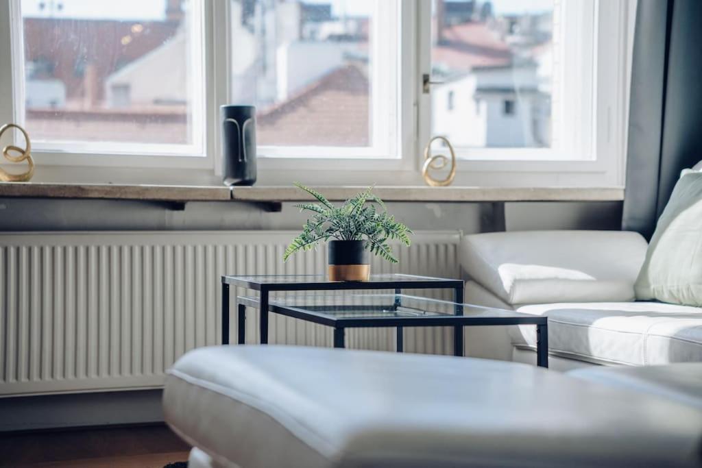 Downtown 2BD riverside apartment near dancing house