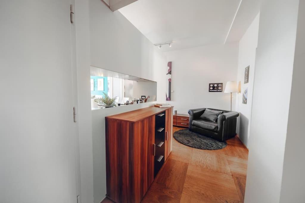 Downtown 2BD riverside apartment near dancing house