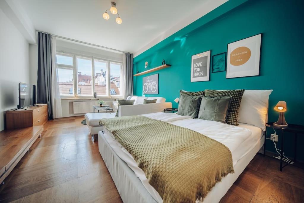 Downtown 2BD riverside apartment near dancing house