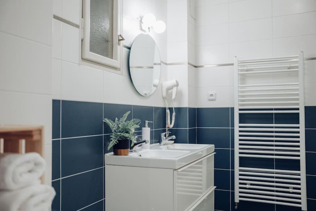 Downtown 2BD riverside apartment near dancing house