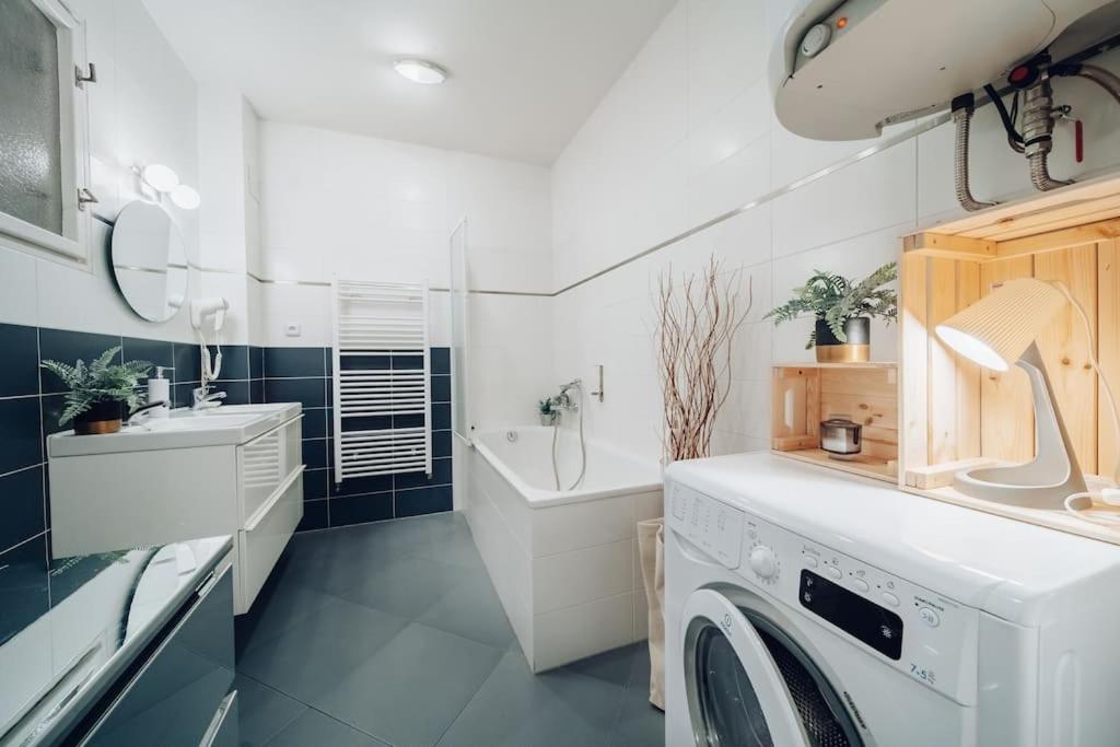 Downtown 2BD riverside apartment near dancing house