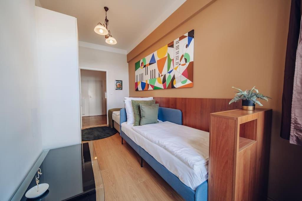 Downtown 2BD riverside apartment near dancing house