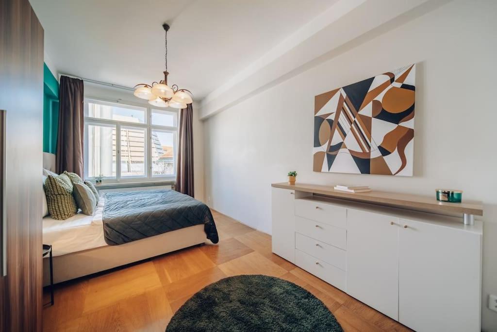 Downtown 2BD riverside apartment near dancing house