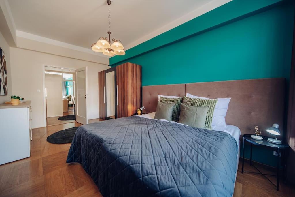 Downtown 2BD riverside apartment near dancing house