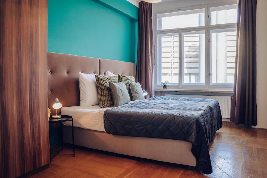Downtown 2BD riverside apartment near dancing house