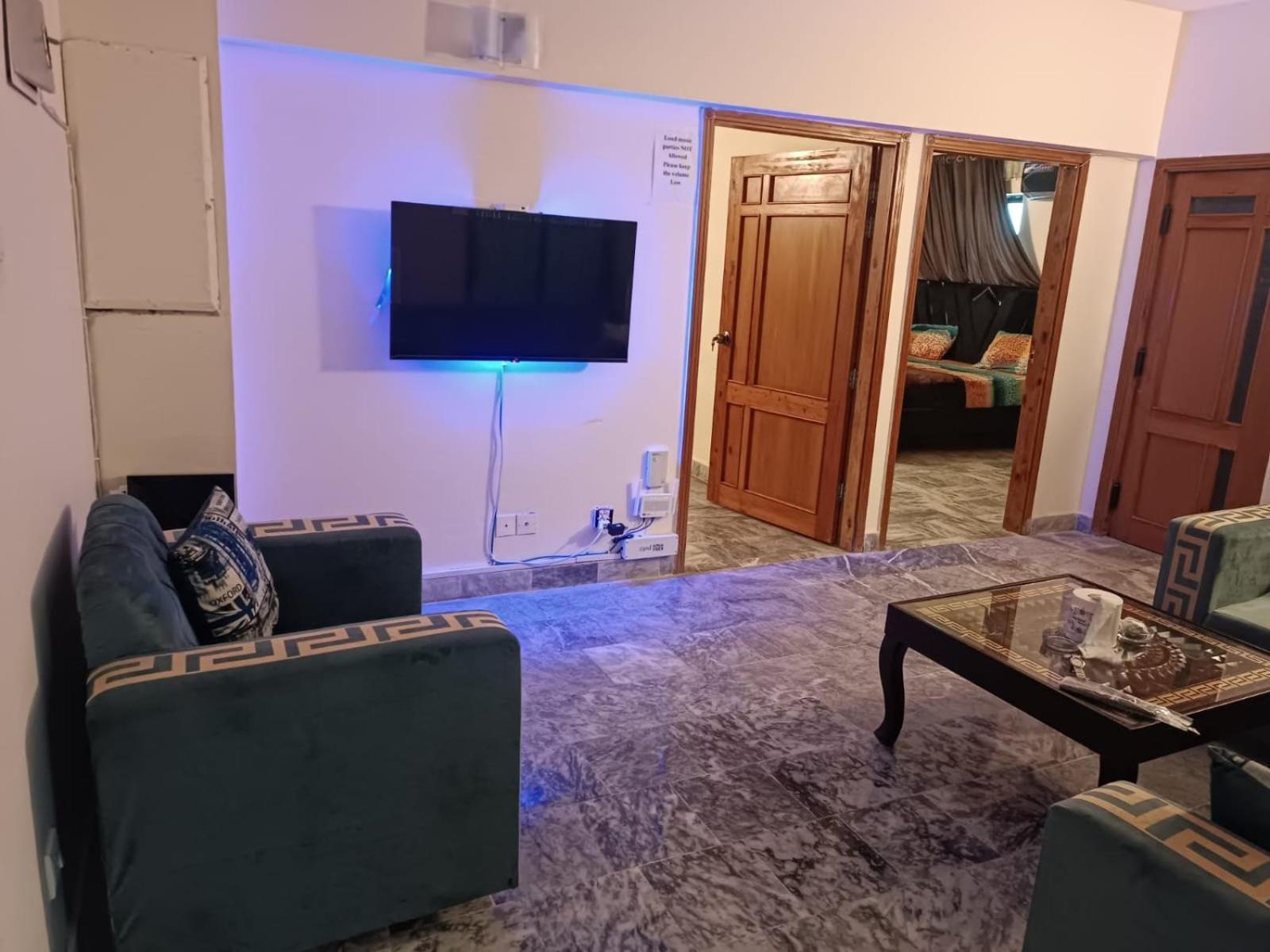 F-10 Comfy 2 Bed drawing Lounge Kitchen smart TV wifi view 2
