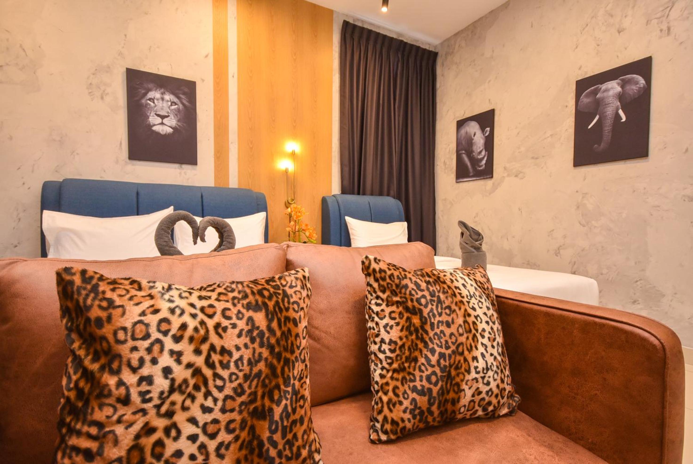 Twin Tower Residence by Nest Home【5 mins walk to CIQ】