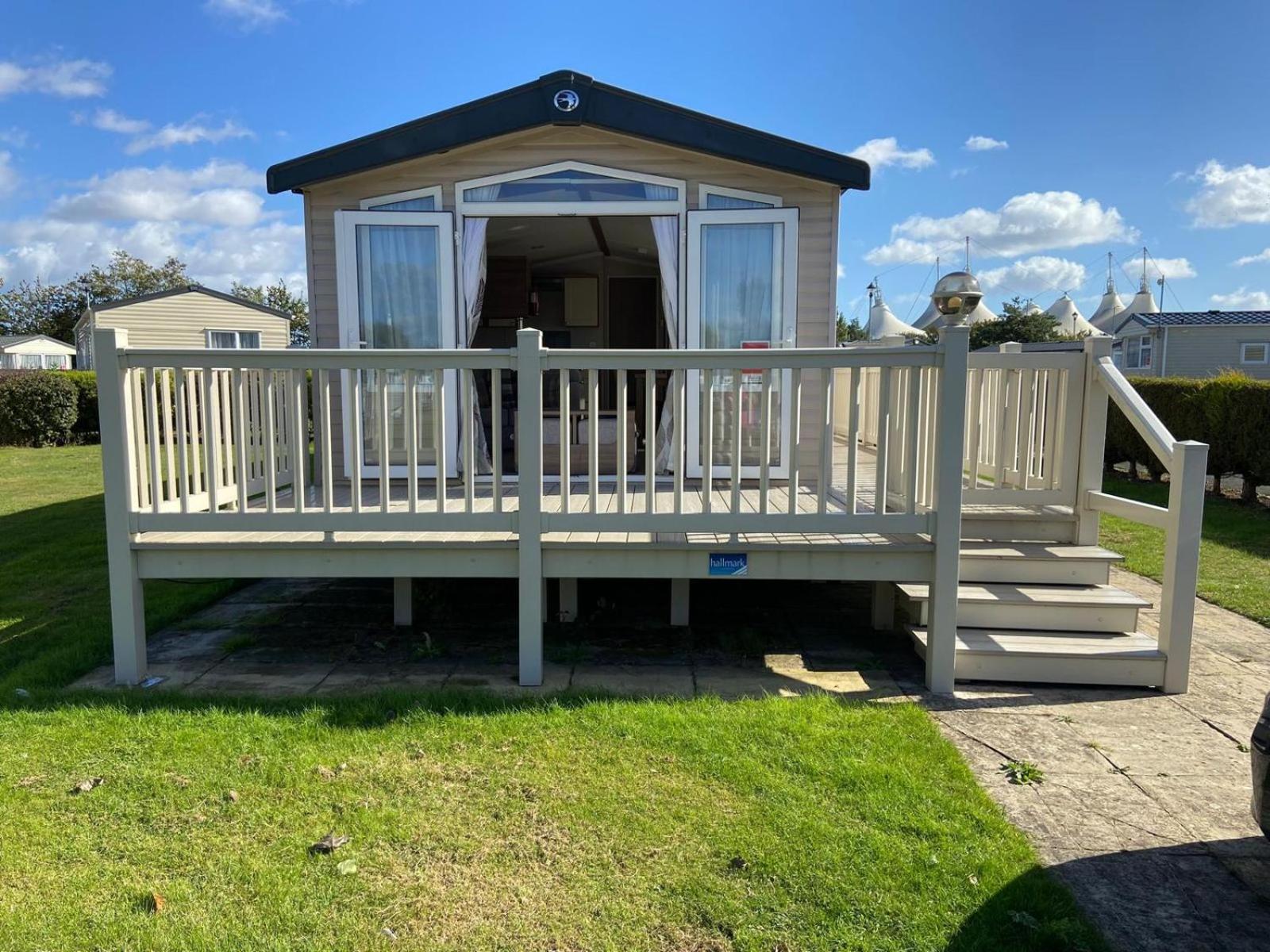 Butlins 8 Berth luxury,Top of the Range Caravan with Passses view 4