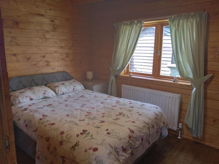 Bishy Barnabees country lodge with hot tub view 5