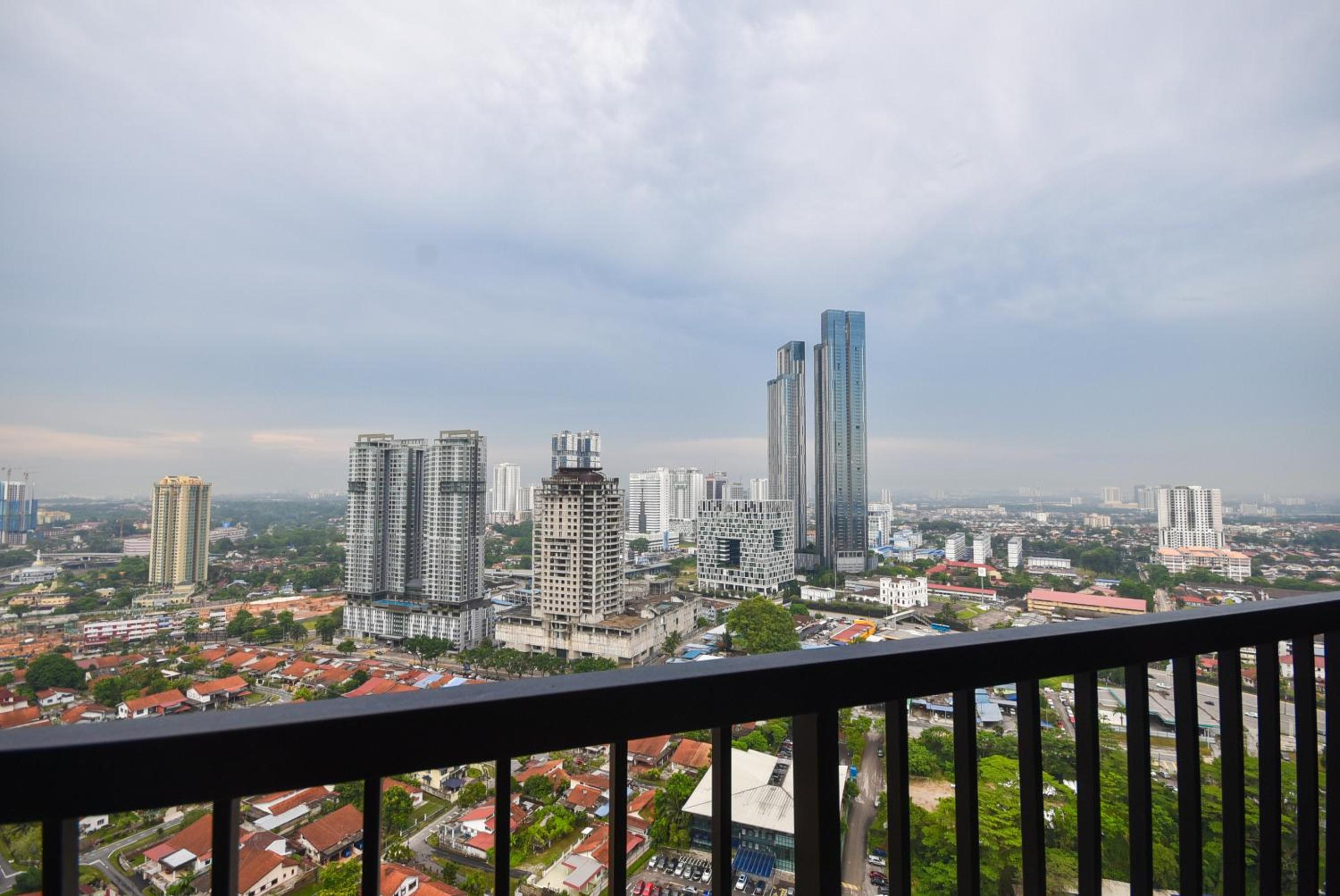 Twin Tower Residence by Nest Home【5 mins walk to CIQ】