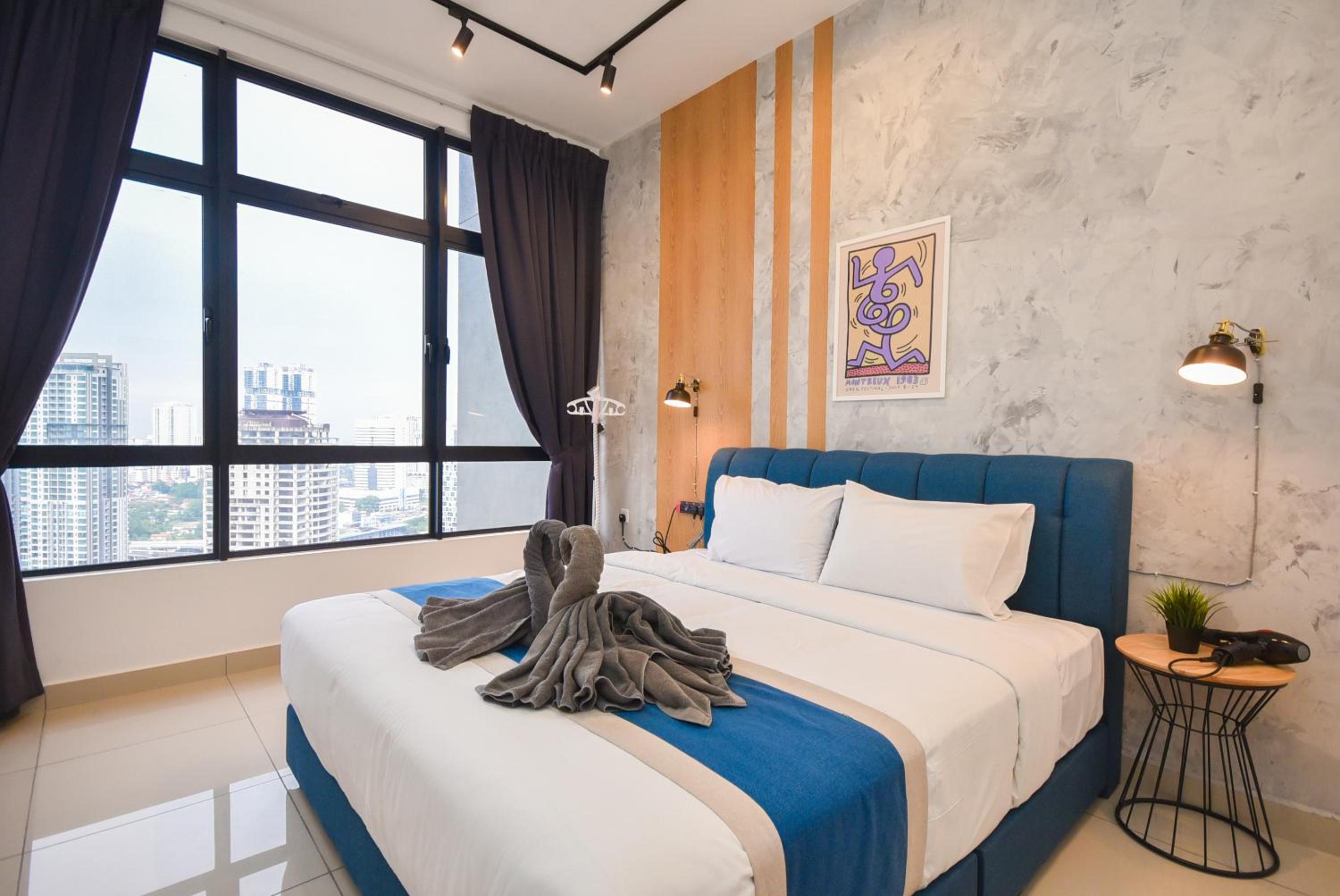 Twin Tower Residence by Nest Home【5 mins walk to CIQ】