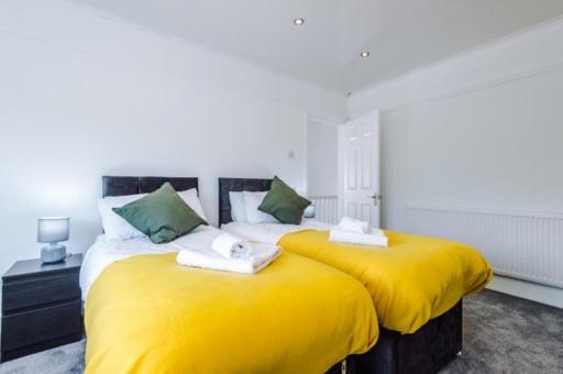 SPECIAL RATE FOR BOOKINGS MORE THAN 7 NIGHTS, WARM SPACIOUS CONTRACTOR HOUSE NEAR LIVERPOOL CITY CENTRE SLEEPS 8 kitchen & dining room, washing machine photo 3