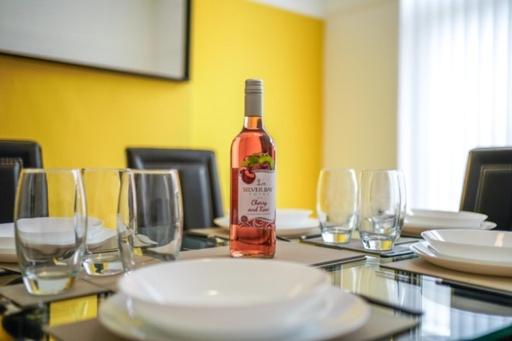 SPECIAL RATE FOR BOOKINGS MORE THAN 7 NIGHTS, WARM SPACIOUS CONTRACTOR HOUSE NEAR LIVERPOOL CITY CENTRE SLEEPS 8 kitchen & dining room, washing machine