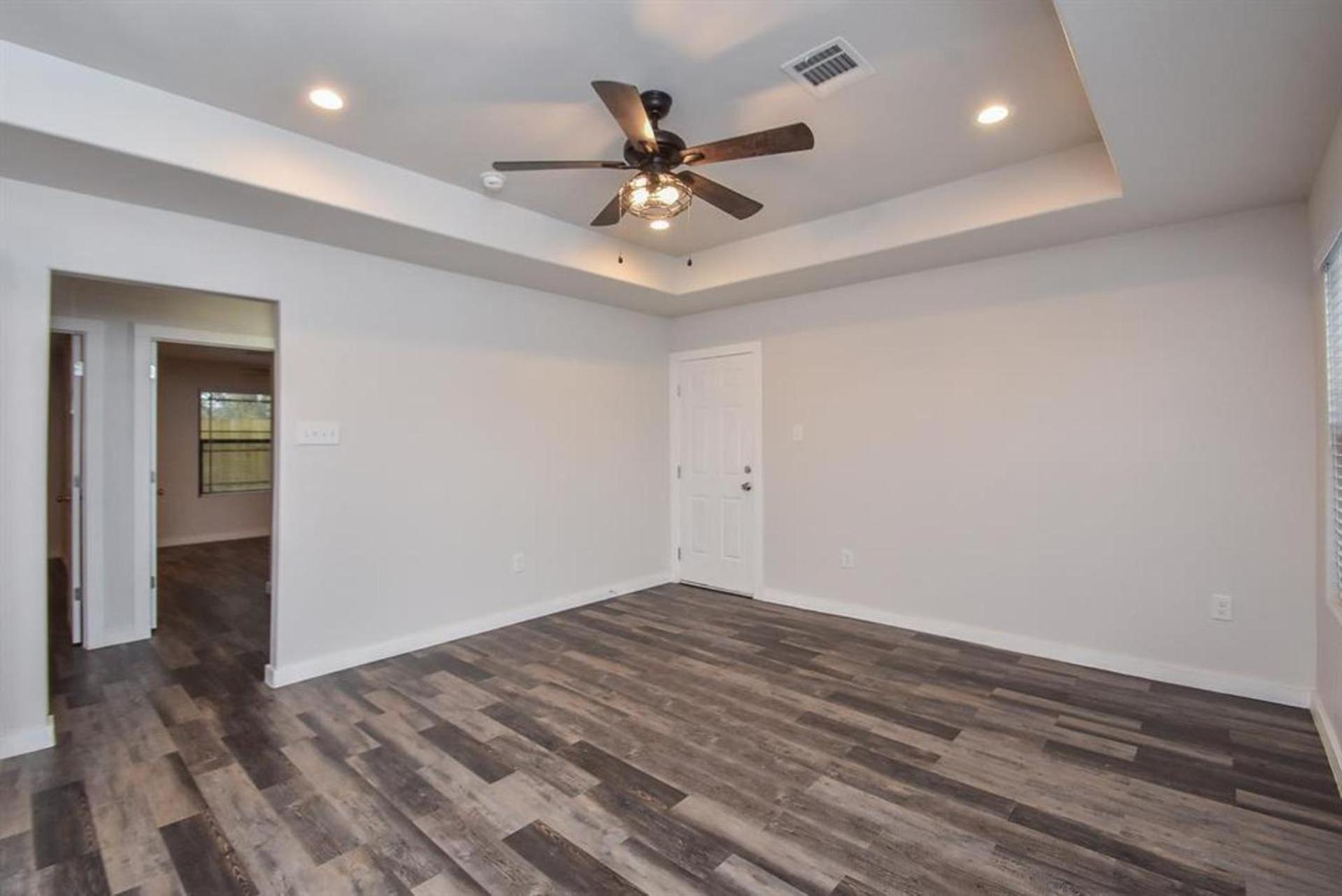 Charming 2-Bed Apartment in Houston view 4
