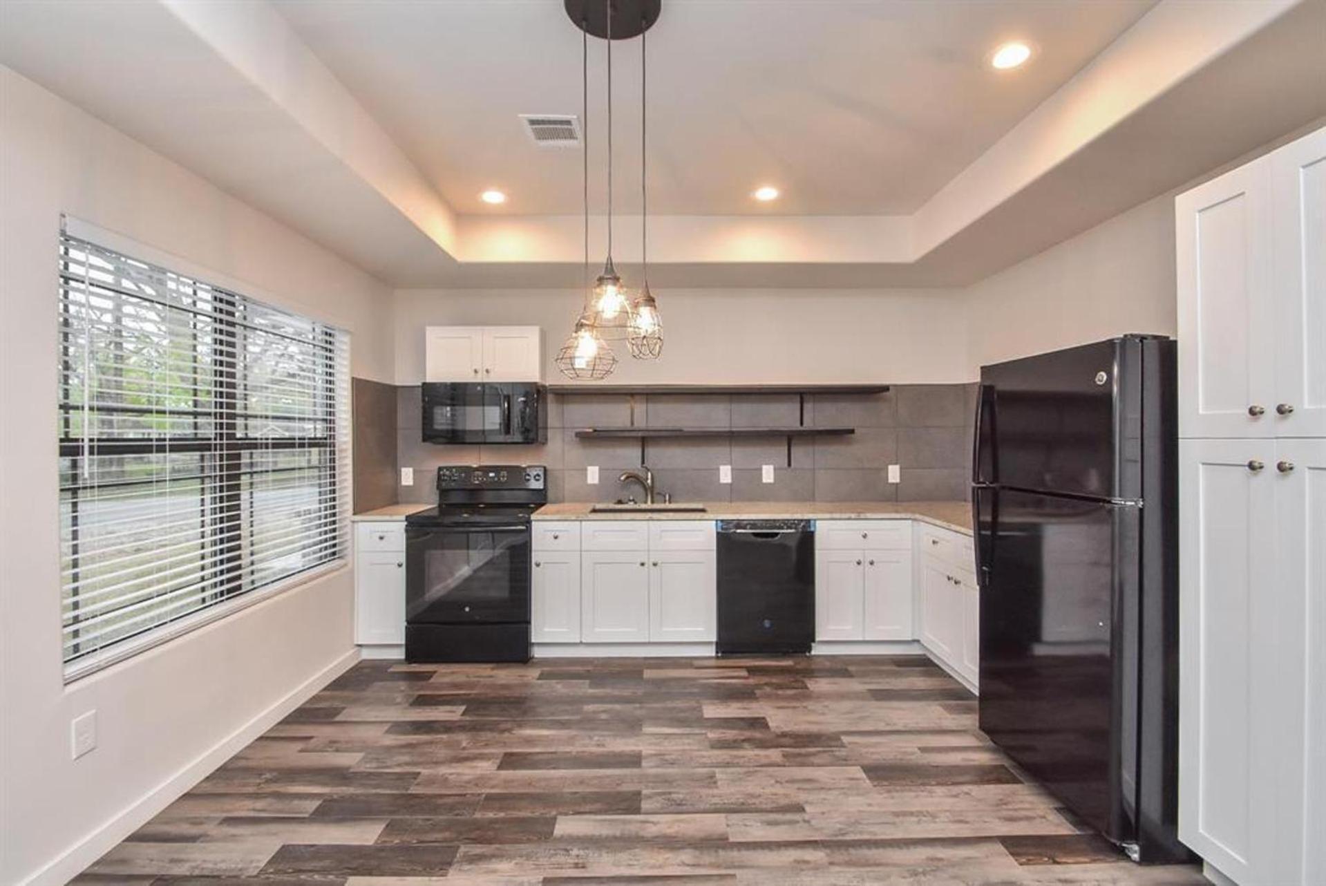 Charming 2-Bed Apartment in Houston view 2