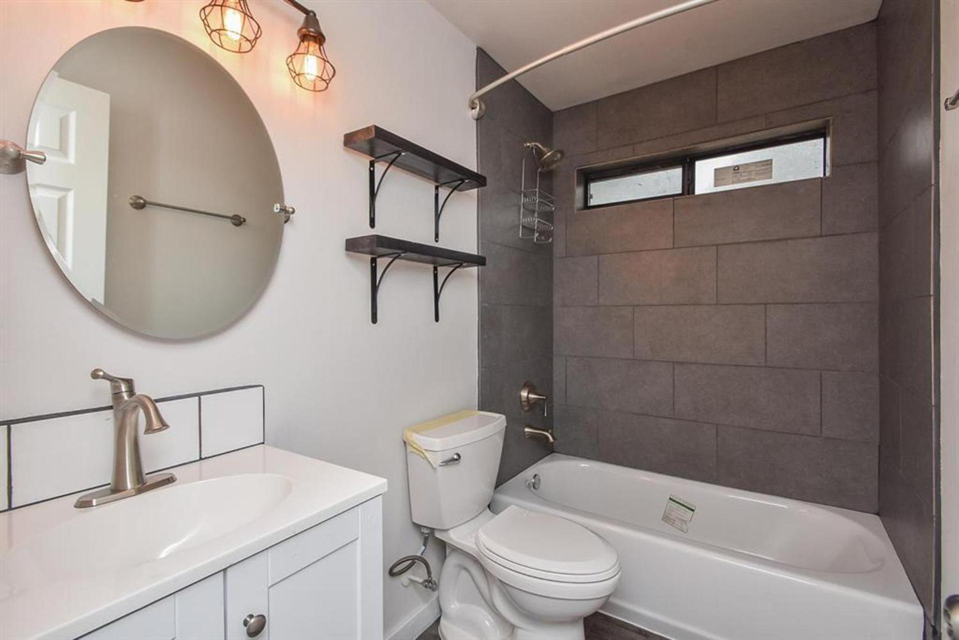 Charming 2-Bed Apartment in Houston view 5