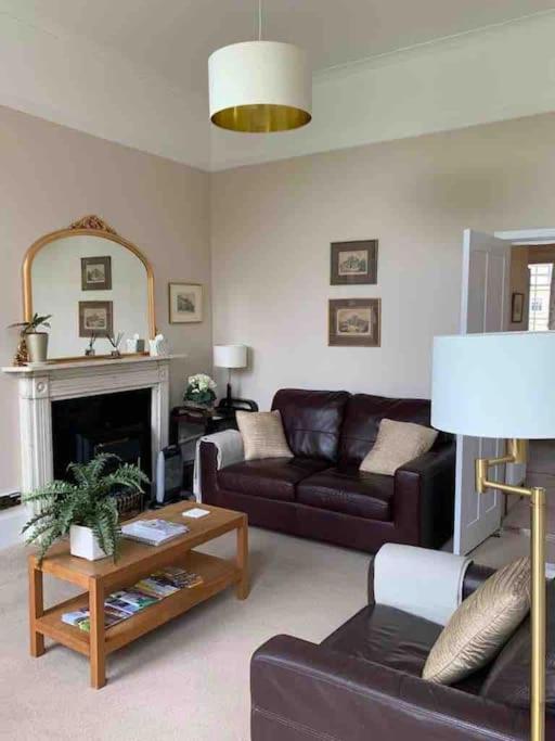 Beautiful Regency Crescent Apartment in Idyllic Location view 4