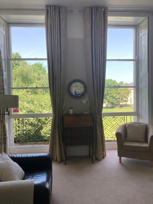 Beautiful Regency Crescent Apartment in Idyllic Location view 3