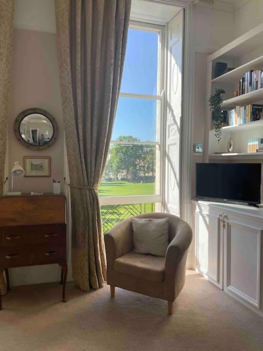 Beautiful Regency Crescent Apartment in Idyllic Location view 5