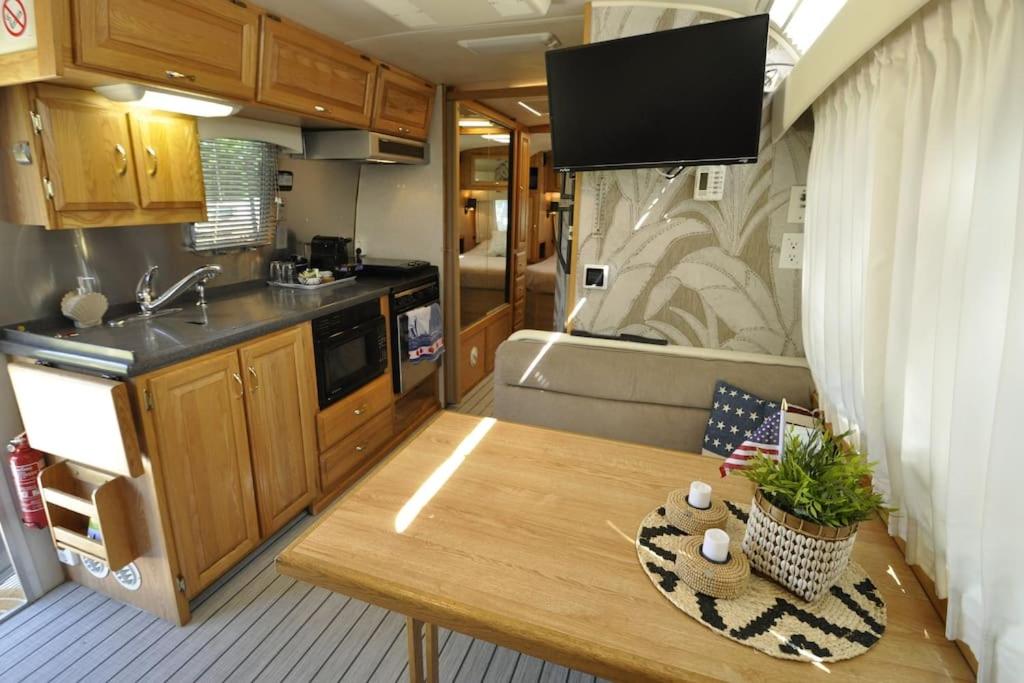 Airstream Retro USA caravan view 3