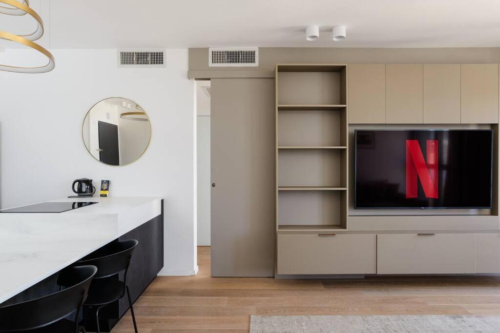Luxury 2BR in New Building by Nahalat Binyamin view 4