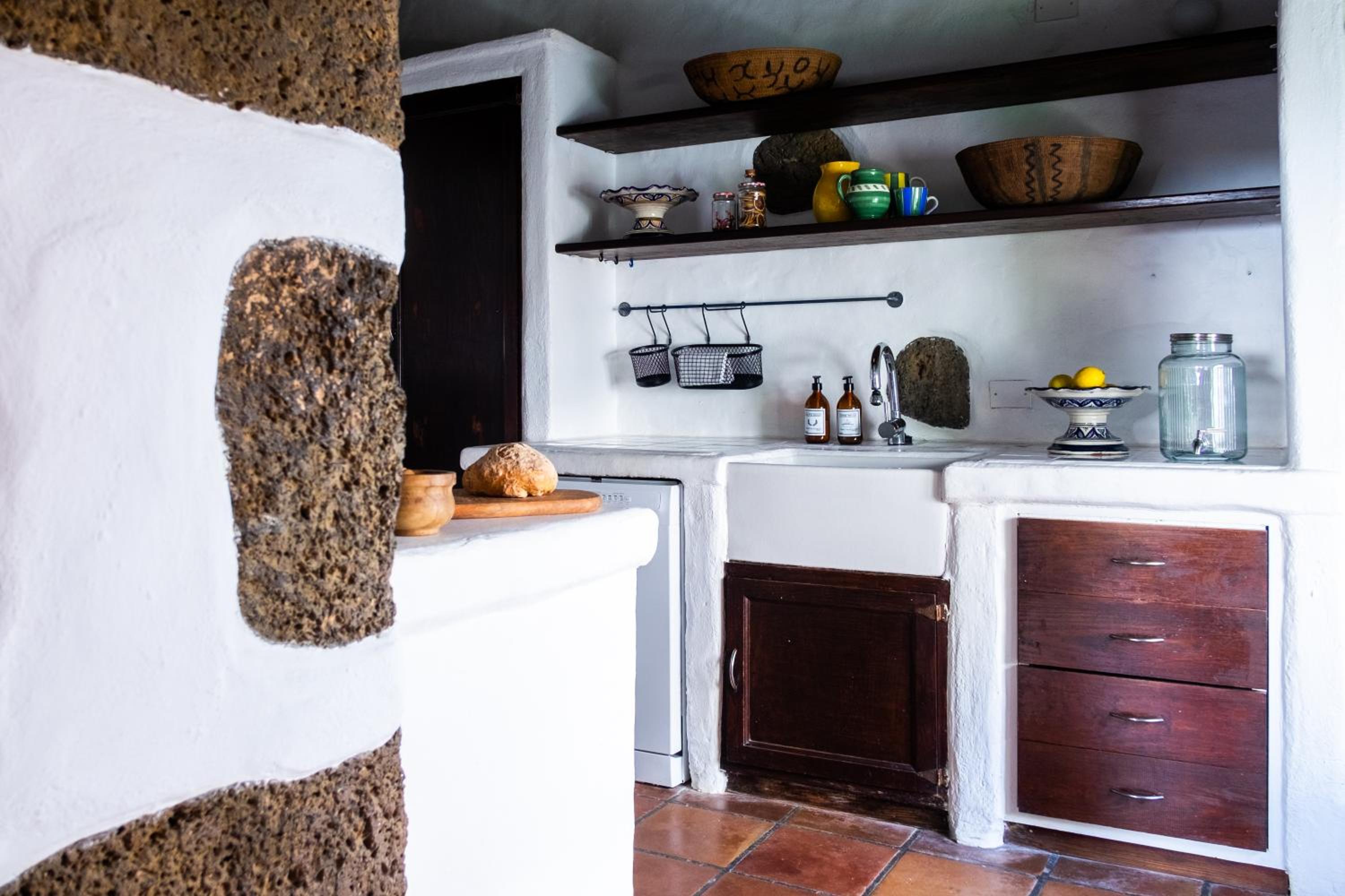 Casa Lupe. Art-inspired courtyard house in Teguise view 5