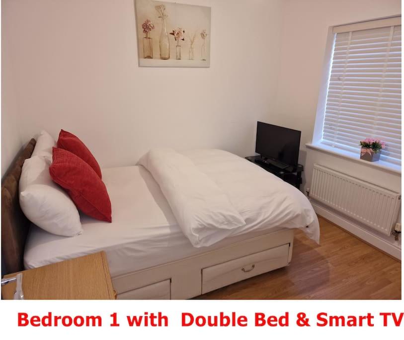 NightRest Homes 6 Bedroom House- Smart TV In each Room - Parking - Wifi -Milton Keynes view 3
