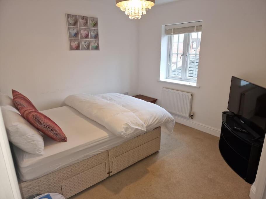 NightRest Homes 6 Bedroom House- Smart TV In each Room - Parking - Wifi -Milton Keynes view 4